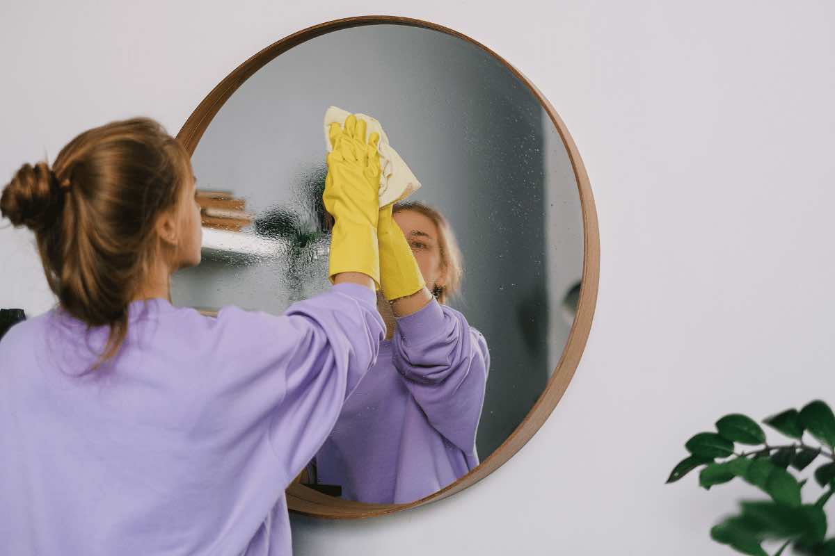 Pulire gli specchi non mai stato così facile, prova questi rimedi naturali